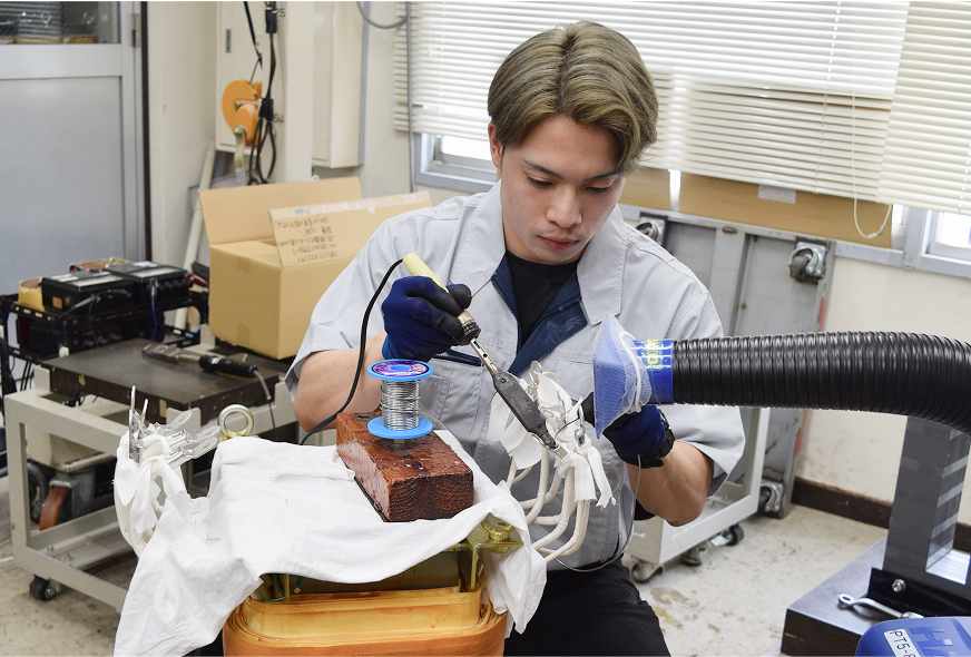 社員がトランスの製造をしている様子